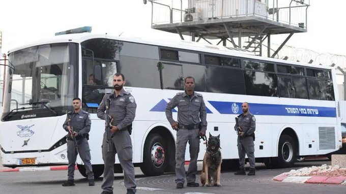 Israeli forces buses to ransport Palestinian prisoners